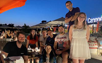 Afterwork entre collaborateurs sur un rooftop à Bordeaux