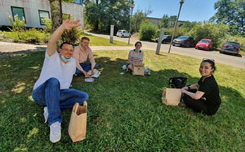 Déjeuner improvisé à l'ombre près de l'agence de Bordeaux