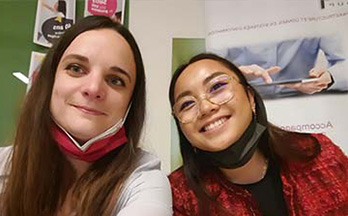 Thalia et Marie, chargées de recrutement lors d'un forum école