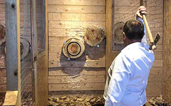 Soirée d'agence, lancer de hâches