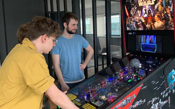 Pause Flipper en salle de pause à l'agence de Strasbourg 