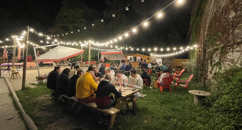 Collaborateurs profitent d'une soirée thème Guinguette