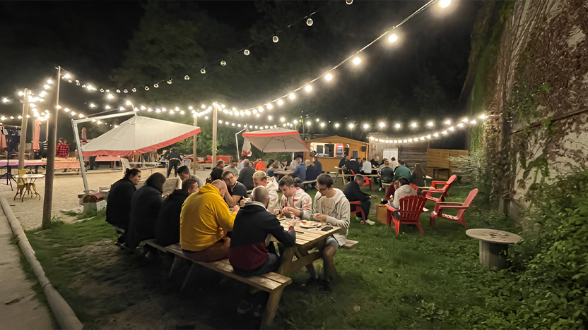 Collaborateurs profitent d'une soirée thème Guinguette, en terrasse