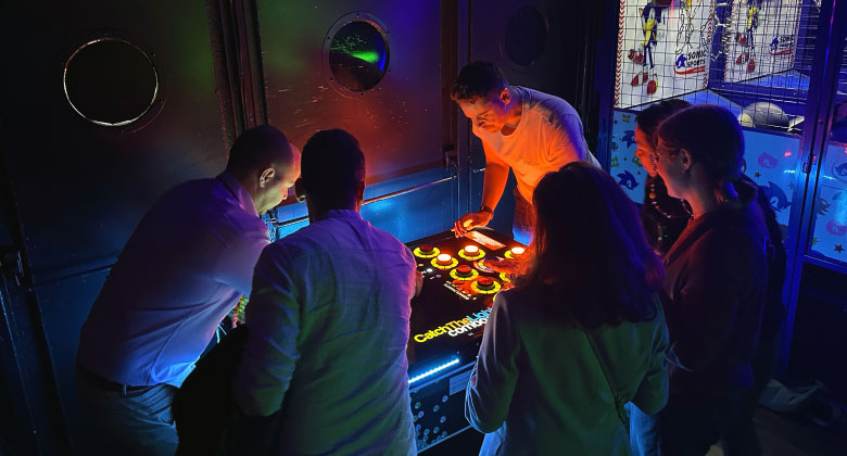 Collaborateurs Sully jouant à un jeu dans une atmosphère sombre