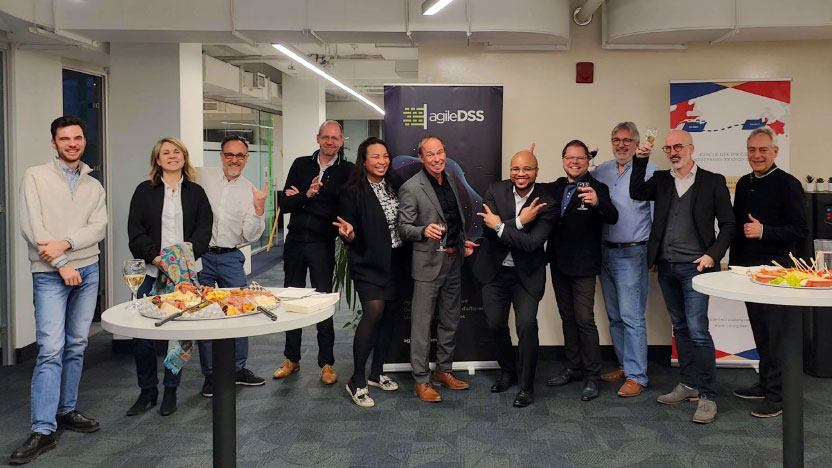 12 personnes assistants à une conférence sur l'économie au Québec et en France