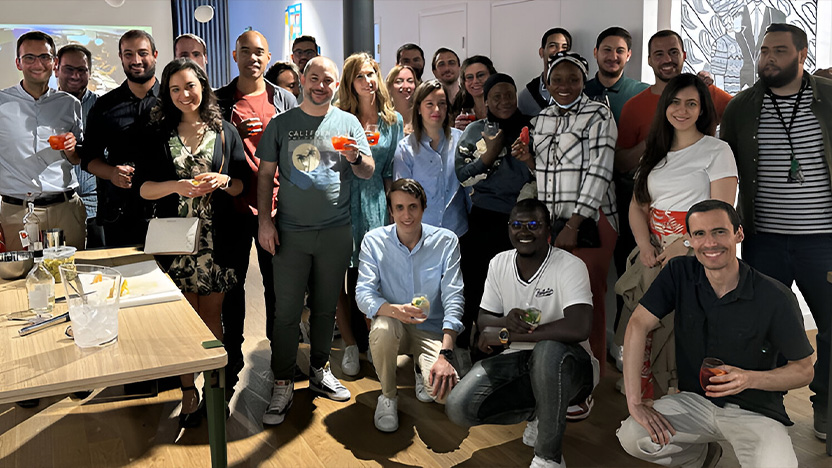 Collaborateurs lors d'une soirée posant ensemble pour une photo