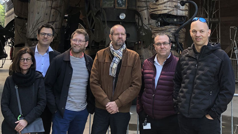 Cinq collaborateurs posant devant le Grand Eléphant à Nantes