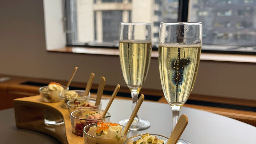 Flûtes de champagne et bouchées apéritives 